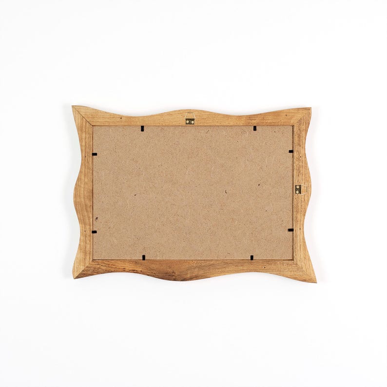 Puede incluir: Juego de tres jarrones de cer&aacute;mica blanca con textura acanalada. Los jarrones miden aproximadamente 25 cm, 20 cm y 15 cm de altura. Dise&ntilde;o minimalista.