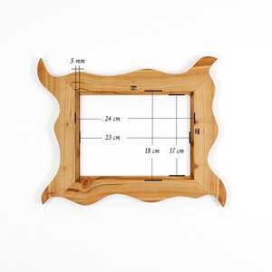 Bilderrahmen aus Echtholz – rustikaler Holzrahmen, handgefertigt aus Kirsche 18x24 cm, Naturholz mit ausgefallener organischer Form imagen 5
