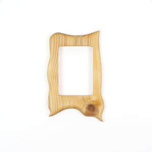Kleiner Bilderrahmen aus Holz – rustikaler Holzrahmen, handgefertigt aus Fichte 13x18 cm, Naturholz Unikat mit organischer Form 13x18 cm