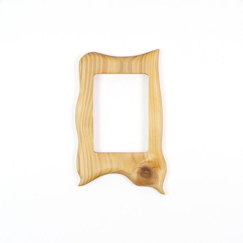 Kleiner Bilderrahmen aus Holz – rustikaler Holzrahmen, handgefertigt aus Fichte 13x18 cm, Naturholz Unikat mit organischer Form 13x18 cm