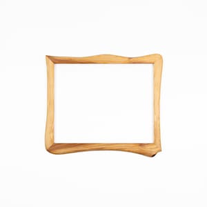 Puede incluir: Un marco de fotos rectangular hecho de madera de color marr&oacute;n claro con un patr&oacute;n de veta natural visible. El marco presenta un dise&ntilde;o de borde org&aacute;nico y ondulado en los cuatro lados, rodeando un espacio central rectangular blanco.