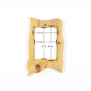 Kleiner Bilderrahmen aus Holz – rustikaler Holzrahmen, handgefertigt aus Fichte 13x18 cm, Naturholz Unikat mit organischer Form image 6