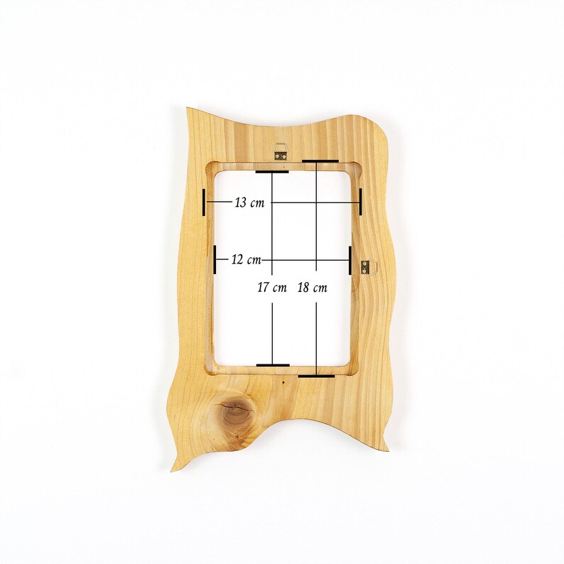 Kleiner Bilderrahmen aus Holz – rustikaler Holzrahmen, handgefertigt aus Fichte 13x18 cm, Naturholz Unikat mit organischer Form image 6