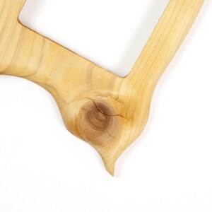 Kleiner Bilderrahmen aus Holz – rustikaler Holzrahmen, handgefertigt aus Fichte 13x18 cm, Naturholz Unikat mit organischer Form image 4