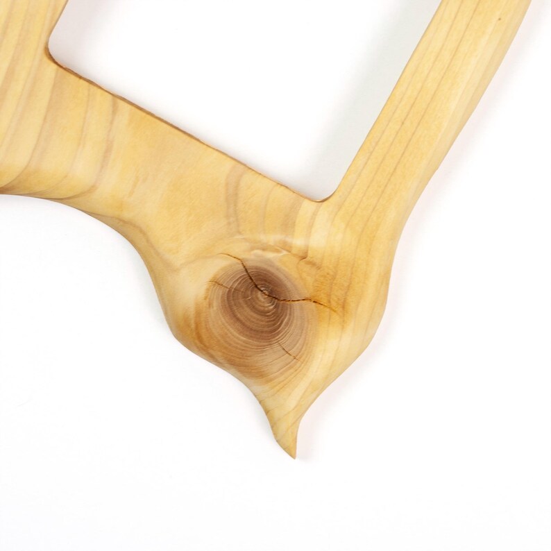 Kleiner Bilderrahmen aus Holz – rustikaler Holzrahmen, handgefertigt aus Fichte 13x18 cm, Naturholz Unikat mit organischer Form image 4
