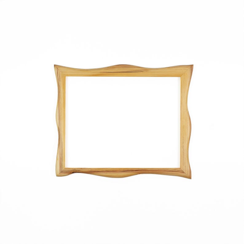K&ouml;nnte beinhalten: Ein rechteckiger Bilderrahmen aus Holz mit einer hellbraunen Maserung. Der Rahmen weist ein markantes, wellenf&ouml;rmiges Design an den oberen und unteren Kanten auf, w&auml;hrend die vertikalen Seiten gerade sind und die Oberfl&auml;che glatt poliert ist.