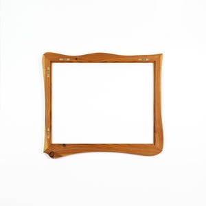 Puede incluir: Un marco de fotos rectangular de madera con un acabado natural marr&oacute;n claro y veta de madera visible. El marco presenta un dise&ntilde;o org&aacute;nico de bordes ondulados en los cuatro lados e incluye herrajes met&aacute;licos para colgar en el reverso.
