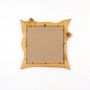 Peut inclure: Ensemble de trois tasses en c&eacute;ramique avec une finition mate et mouchet&eacute;e. Les tasses sont de couleur cr&egrave;me, marron clair et marron fonc&eacute;. Chaque tasse a un design simple et minimaliste avec une anse arrondie.