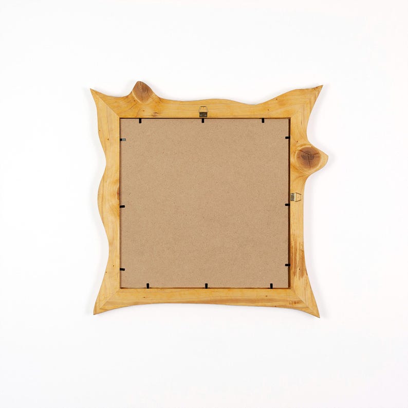 Peut inclure: Ensemble de trois tasses en c&eacute;ramique avec une finition mate et mouchet&eacute;e. Les tasses sont de couleur cr&egrave;me, marron clair et marron fonc&eacute;. Chaque tasse a un design simple et minimaliste avec une anse arrondie.