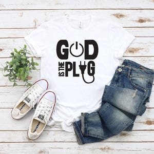 Camiseta "Dios es el enchufe": Camiseta gráfica de fe cristiana imagen 1