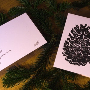 Original Linoldruck einer Wollbiene oder Kiefernzapfen im Postkartenformat