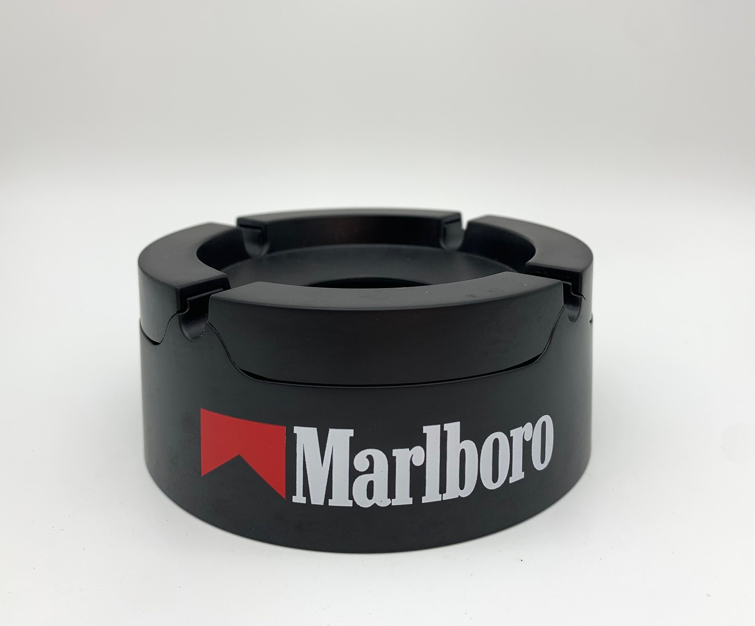 マルボロ Marlboro ポスター ステッカー 缶灰皿 ストラップ(K52) マルボロ Marlboro ポスター ステッカー 缶灰皿 ストラップ(K52