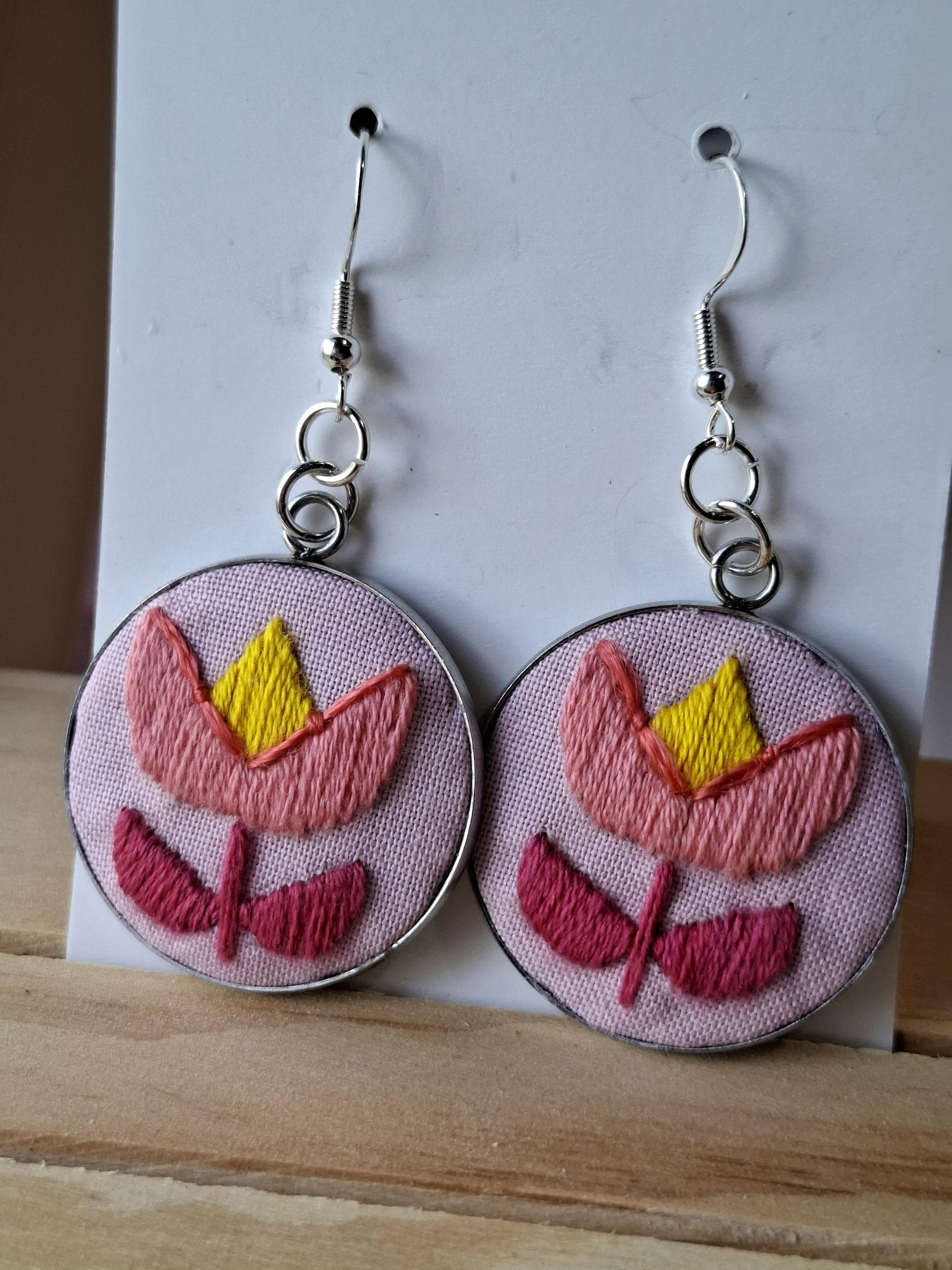 ピンクと黄色の花の刺繍のイヤリング：レトロなチューリップの