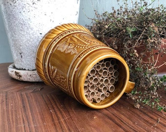 Bee hotel Hopfen, upcycled bee house made of vintage beer mug | gift for gardener