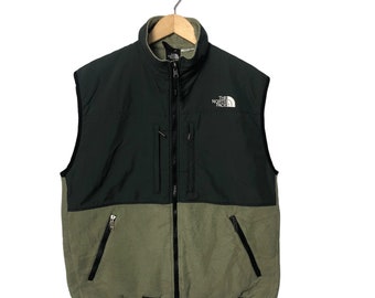 Chaleco vintage The North Face con cremallera y logo bordado, multibolsillos, color verde.
