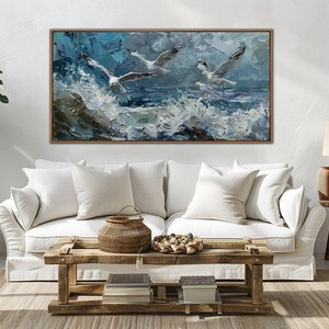 Puede incluir: Una pintura de tres gaviotas volando sobre un mar tormentoso. La pintura est&aacute; realizada en un estilo texturizado con tonos de azul, blanco y gris.