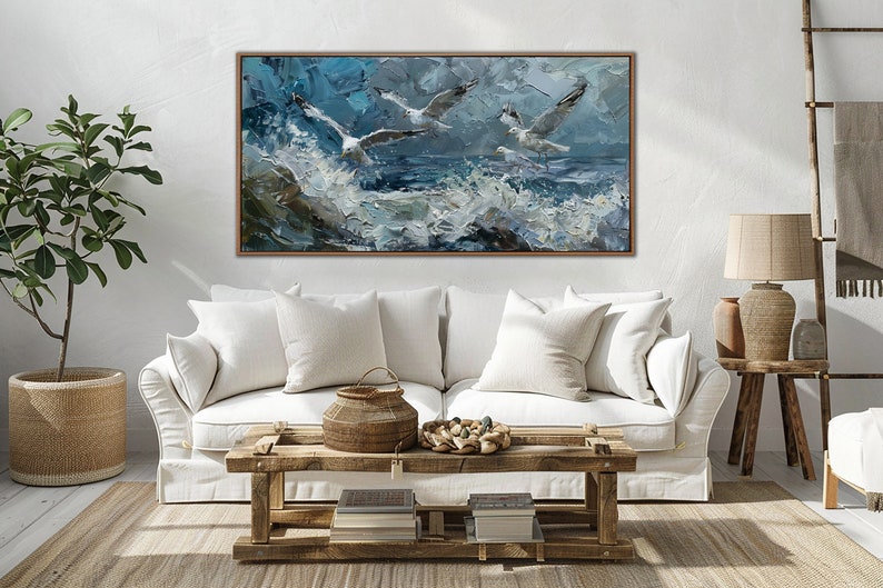 Puede incluir: Una pintura de tres gaviotas volando sobre un mar tormentoso. La pintura est&aacute; realizada en un estilo texturizado con tonos de azul, blanco y gris.