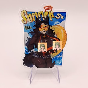 Puede incluir: Un dije de acrílico transparente con una ilustración colorida de un personaje antropomórfico de pelaje oscuro con máscara de calavera, visera naranja y flotador amarillo. El texto "SUMMER" y "SCP" está impreso sobre el personaje con una argolla.