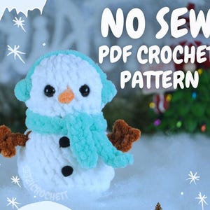 Puede incluir: Un muñeco de nieve de crochet blanco con una bufanda turquesa y brazos de limpiapipas marrones. El muñeco de nieve está sentado sobre una superficie blanca con copos de nieve. El texto "NO SEW PDF CROCHET PATTERN" está en el fondo.