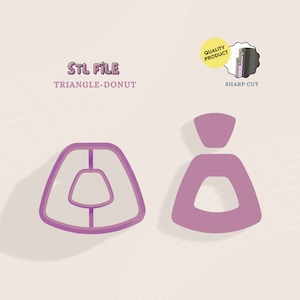 Puede incluir: Archivo STL Triangle-Donut, un diseño imprimible en 3D para un objeto con forma de donut con una sección transversal triangular. El diseño se muestra en dos vistas, una con un agujero en el centro y otra sin.