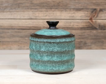 Ceramic storage jar / tea caddy with copper green ice-crackle glaze. Height 10 cm. Volume 320ml.