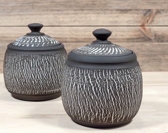 Ceramic storage jar 250 ml. from black Spanish stoneware and white rippled texture in the outside. | Perfect storage for tea.