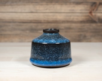 An inkwell or perhaps a vase for spring flowers. Made from black stoneware with cobalt blue ice crackle glaze. Height 6 cm / ø 7.5 cm.