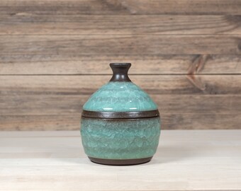 Ceramic storage jar / tea caddy with copper green ice-crackle glaze. Height 10.5 cm. Volume 130ml.