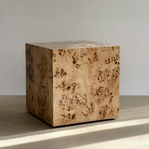 Burlwood Veneer Cube Side Table: Modern Nightstand (45x45x45 cm)