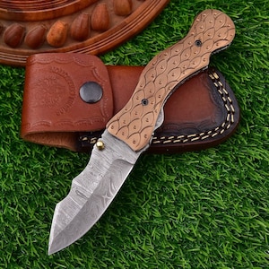 Hermosa navaja plegable de bolsillo hecha a mano con acero de Damasco grabado, navaja de bolsillo con hoja de Damasco y funda.