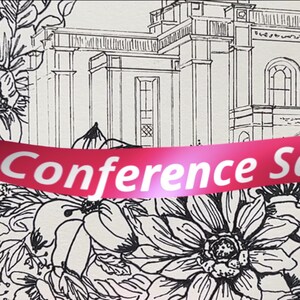 Peut inclure: Un dessin au trait noir et blanc d'un bâtiment avec un ruban rose qui dit "Conference Sale" sur le devant. Le bâtiment est entouré de motifs floraux noirs et blancs.