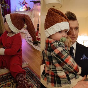 Op de afbeelding: Twee kinderen dragen bruine en witte gebreide mutsen met lange staarten. Het kind links draagt een rode jumpsuit en het kind rechts draagt een geruit overhemd.
