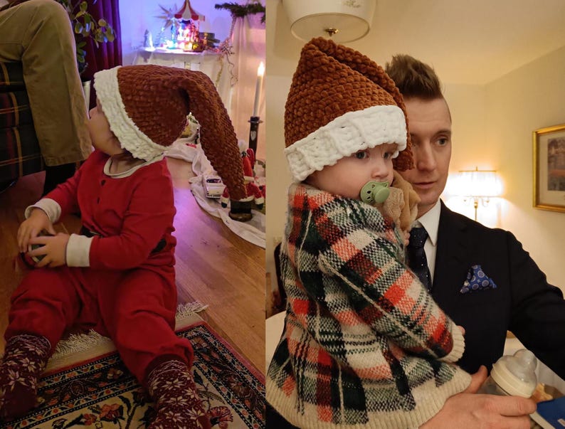 Op de afbeelding: Twee kinderen dragen bruine en witte gebreide mutsen met lange staarten. Het kind links draagt een rode jumpsuit en het kind rechts draagt een geruit overhemd.