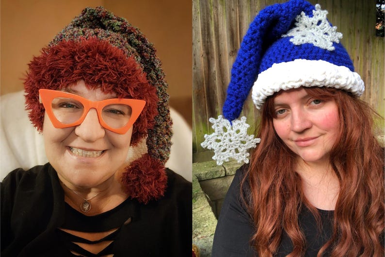 Op de afbeelding: Twee mensen dragen gebreide mutsen. De eerste muts is een veelkleurige, pluche, elfenachtige muts met een rode pompon. De tweede muts is een blauwe en witte gebreide muts met een sneeuwvlokkenpatroon.