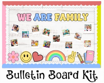 Puede incluir: Un kit de tablero de anuncios con el texto "We are family" en letras de colores. El kit incluye una variedad de imágenes, como un arcoíris, una flor, una cara sonriente, un signo de paz, un lápiz y un cuaderno. El kit está diseñado para ayudar a los maestros a crear un ambiente de aula acogedor e inclusivo.