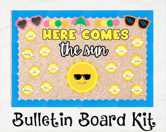 Puede incluir: Un kit de tablero de anuncios con temática de verano. El kit incluye un sol amarillo con gafas de sol, un paraguas azul y un título que dice "Here Comes the Sun".