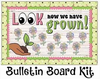 Puede incluir: Un kit de tablero de anuncios con el texto "END OF THE YEAR" y "LOOK how we have grown!"  El kit presenta una mano sosteniendo una pequeña planta con flores alrededor. El texto "Bulletin Board Kit" y "WITH COLORING/WRITING ACTIVITY" está en la parte inferior de la imagen.