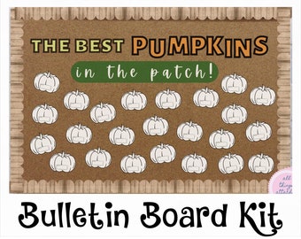 Puede incluir: Un kit de tablero de anuncios con temática otoñal. El tablero tiene un fondo de corcho marrón y un título que dice "¡Las mejores calabazas del huerto!" con 25 contornos de calabazas en blanco para que los estudiantes las coloreen.