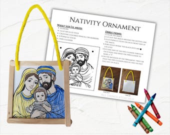 Puede incluir: Artesanía de adorno de Navidad imprimible con un dibujo en blanco y negro de la Sagrada Familia. La artesanía incluye instrucciones para colorear, cortar y ensamblar el adorno. Las instrucciones incluyen el uso de palitos de paleta, limpiapipas y pegamento. La imagen también muestra un adorno terminado con un colgador de limpiapipas amarillo.