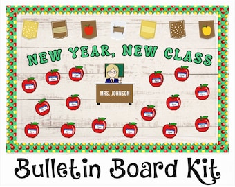Puede incluir: Un kit de tablero de anuncios para el primer día de escuela con un borde de lunares verdes y rojos. El tablero de anuncios tiene un fondo de madera blanca con el texto "NEW YEAR, NEW CLASS" en letras verdes. Hay manzanas rojas con la palabra "apple" en ellas y una maestra con el nombre "MRS. JOHNSON" en un escritorio. El texto "Bulletin Board Kit" está en la parte inferior del tablero en letras negras.