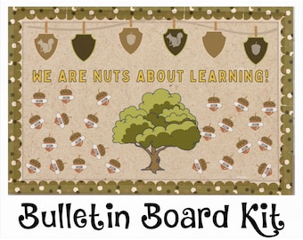 Puede incluir: Un kit de tablero de anuncios imprimible con un tema de otoño. El kit presenta un fondo marrón con un árbol verde y bellotas. El texto "We are nuts about learning!" está impreso en el tablero de anuncios.
