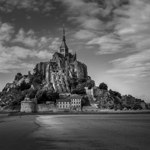 Stampa d'archivio di Mont Saint Michel, Normandia, Francia, decorazione da parete per soggiorno, arte murale, fortezza storica in pietra, belle arti, architettura romanica
