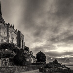 Abtei von Mont Saint Michel, Normandie Frankreich, Wohnzimmer Wanddekor, Wandkunst, Historisches Steinfort, Fine Art, L'Abbaye Street