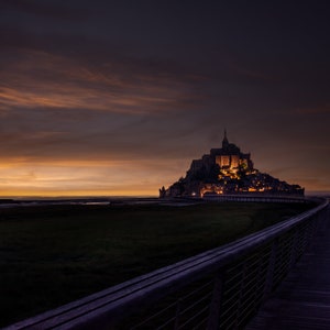 Stampa su tela del paesaggio dell'ora blu di Mont Saint Michel, fotografia della Normandia, Francia, decorazione da parete per soggiorno, arte murale, fortezza in pietra dell'isola storica