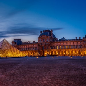 Impression sur toile paysage Blue Hour du musée du Louvre, photographie de Paris, France, pyramide de verre du Louvre, décoration murale de salon, art mural
