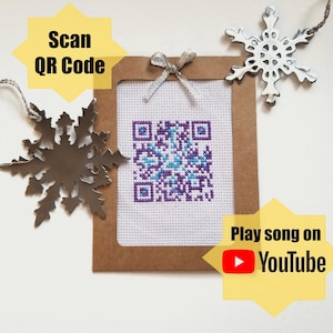 Biały kod QR na Boże Narodzenie Wzór krzyżykowy płatka śniegu, odtwarza kolędę Binga Crosby'ego, cyfrowy wzór PDF na ozdobę/kartkę okolicznościową