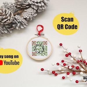 Modèle de point de croix avec code QR de Noël Feliz Navidad, lecture de la chanson sur YouTube, décoration ou carte de voeux, grille PDF numérique