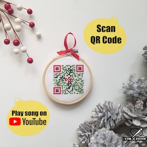 Hawajski wzór na haft krzyżykowy z kodem QR na Boże Narodzenie, odtwarza piosenkę Binga Crosby'ego „Mele Kalikimaka” na YouTube, cyfrowy wykres PDF