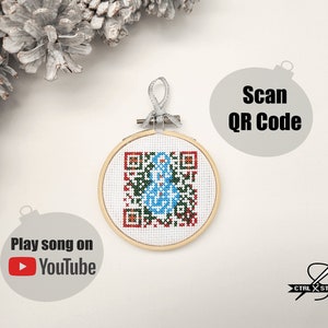 Wzór na haft krzyżykowy z kodem QR „Kolejka świąteczna”, odtwarza piosenkę Nat King Cole’a na YouTube, cyfrowy wykres PDF