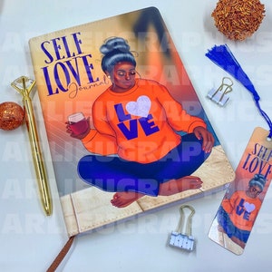 Pu&ograve; includere: Un diario sull'amore per se stessi con un'illustrazione colorata di una donna che tiene un bicchiere di vino. La copertina del diario presenta le parole "Self Love Journal" in lettere viola e in grassetto. La donna indossa un maglione arancione con un cuore viola e la parola "Love" sopra.
